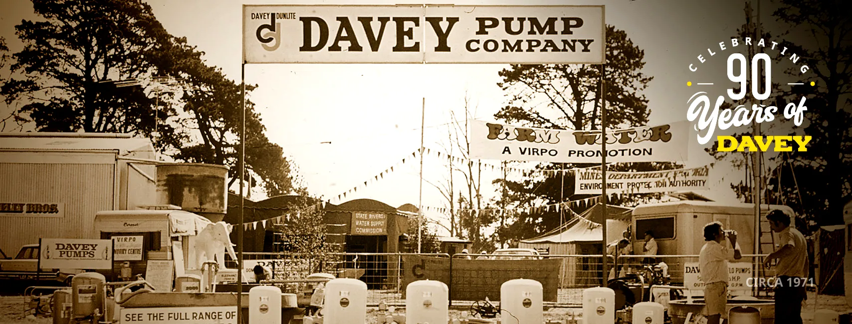 Gambar hitam putih klasik dari tahun 1971 yang menunjukkan rangkaian penuh pam air Davey yang dipamerkan untuk tujuan pengiklanan dan jualan. Cop "90 tahun" di sudut kanan atas menggambarkan hampir satu abad pengalaman Davey dalam bidang pembuatan pam.