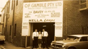 Frank Davey dan seorang wanita bergambar di hadapan cawangan baharu F. W. Davey & Co. di Sydney, Australia, sebagai langkah peluasan kehadiran syarikat dalam pasaran pam air domestik.