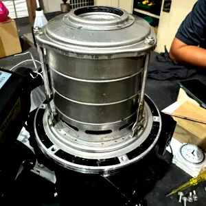 Lelaran berbilang peringkat pam air TotalFlo Davey di barisan pemasangan. Ini menunjukkan empat badan peringkat di dalamnya, dengan setiap satu dilengkapi dengan pendesak dan peresap yang membantu isi rumah bersaiz kecil tetapi dua tingkat untuk menghasilkan tekanan.