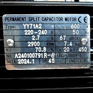 Plat logam ditemui yang dilekatkan pada enjin pam air TotalFlo yang menerangkan data teknikal motor kapasitor pecahan tetap. Di dalamnya termasuk voltan yang digunakan, ampere, revolusi per minit, nombor model enjin, hertz, desibel, serta berat dalam kilogram ditemui.